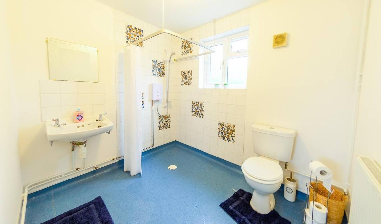 4 Bed - 2 Baths 1 Walk In Shower Lots Of Parking 입스위치 외부 사진