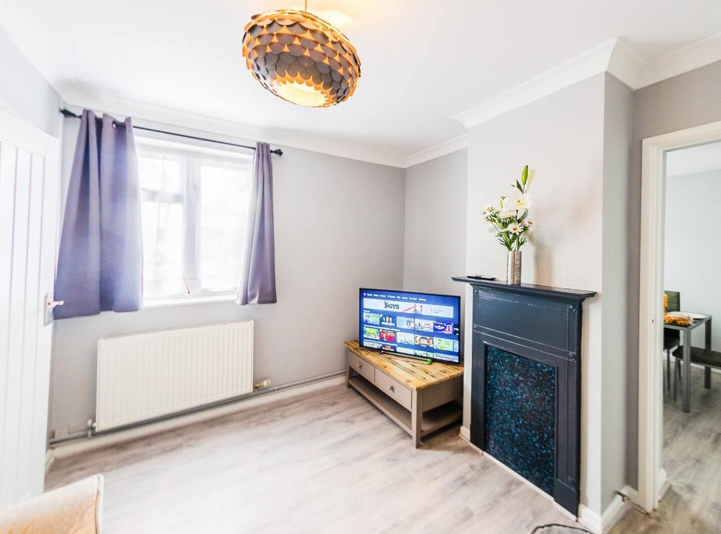 4 Bed - 2 Baths 1 Walk In Shower Lots Of Parking 입스위치 외부 사진
